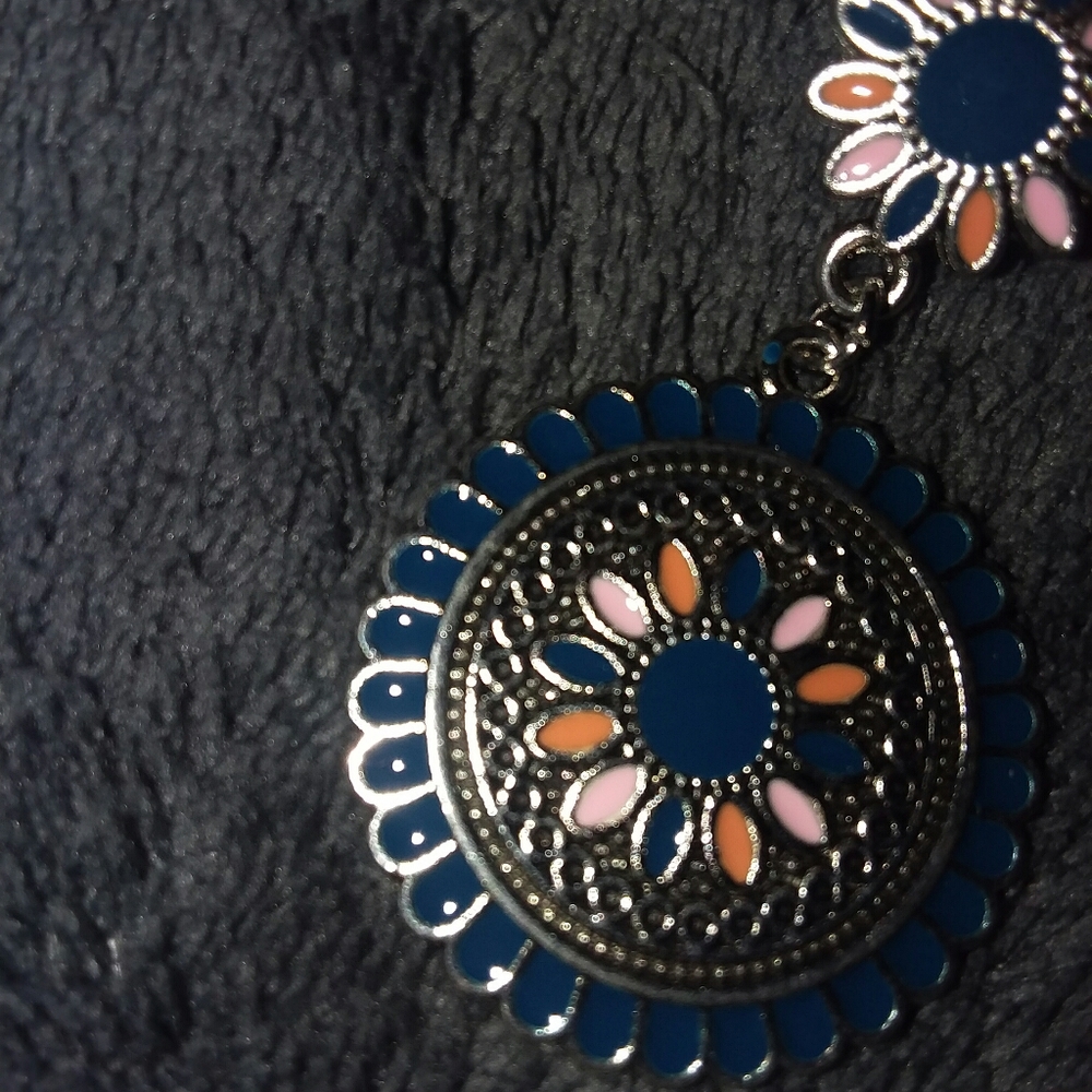 Cute Dangle Style Earrings - Picture 3 of 4